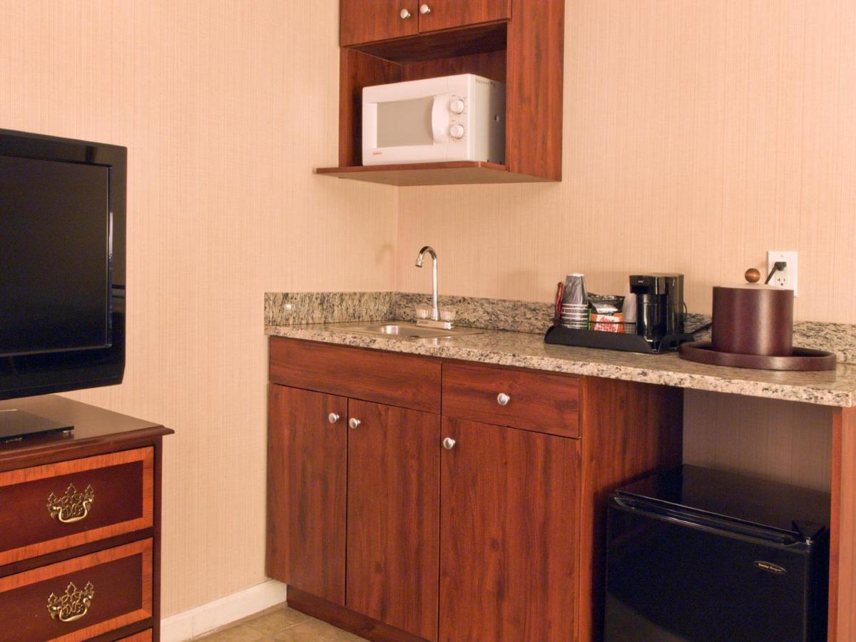 King Suite - Non-Smoking