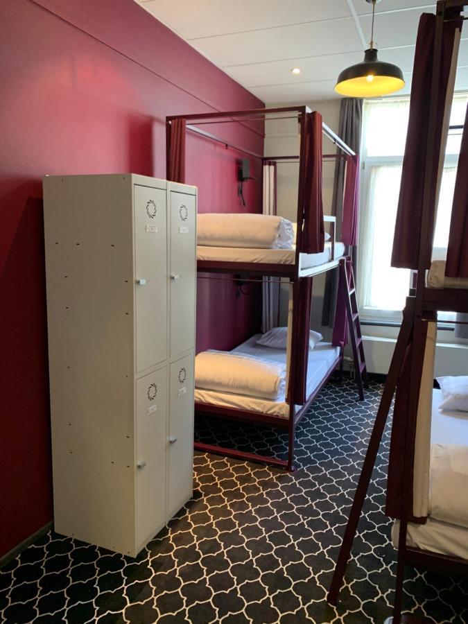 Cama en habitación compartida femenina de 6 camas con baño