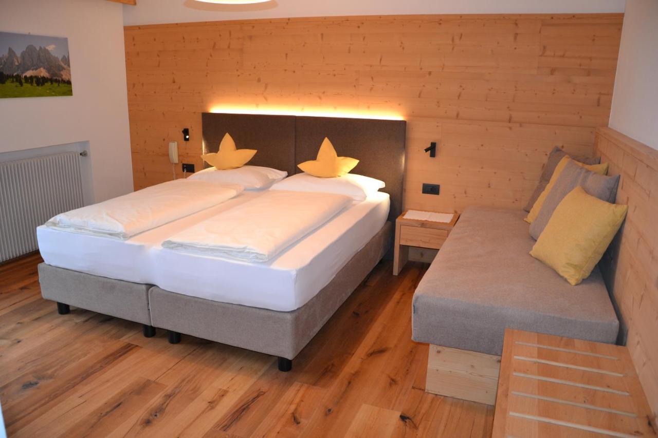 Dreibettzimmer mit Dusche