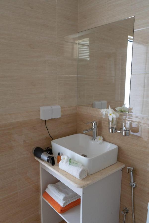 Habitación Doble Deluxe con balcón y vistas al mar (Excursión para observar tiburones ballena y transporte desde y hasta el aeropuerto)