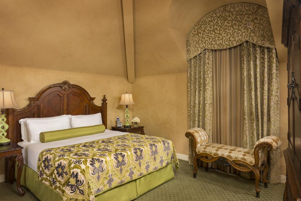 One-Bedroom King Suite