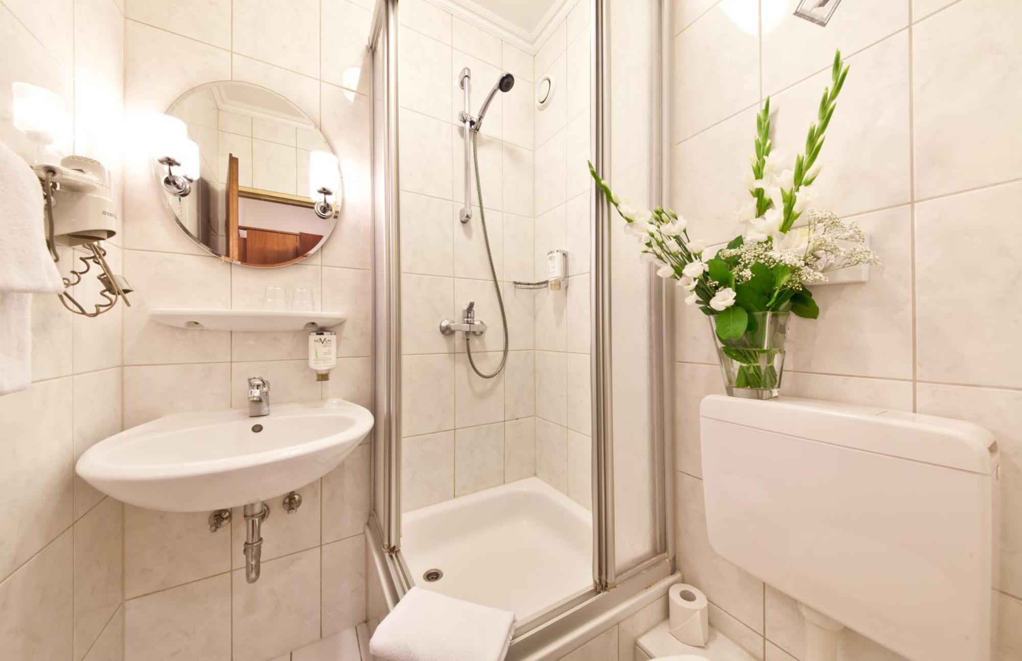Habitación con cama grande