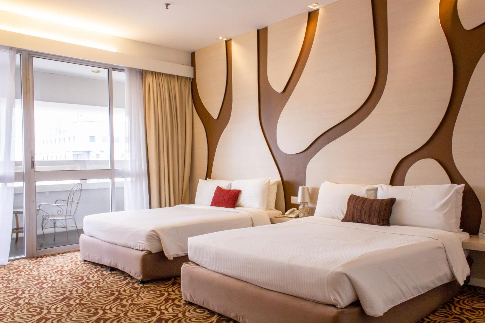 Deluxe Queen Suite