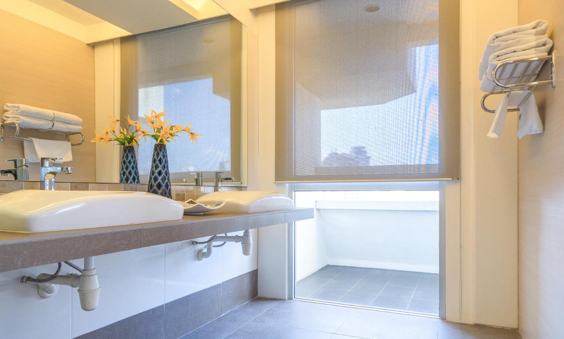 Deluxe Queen Suite