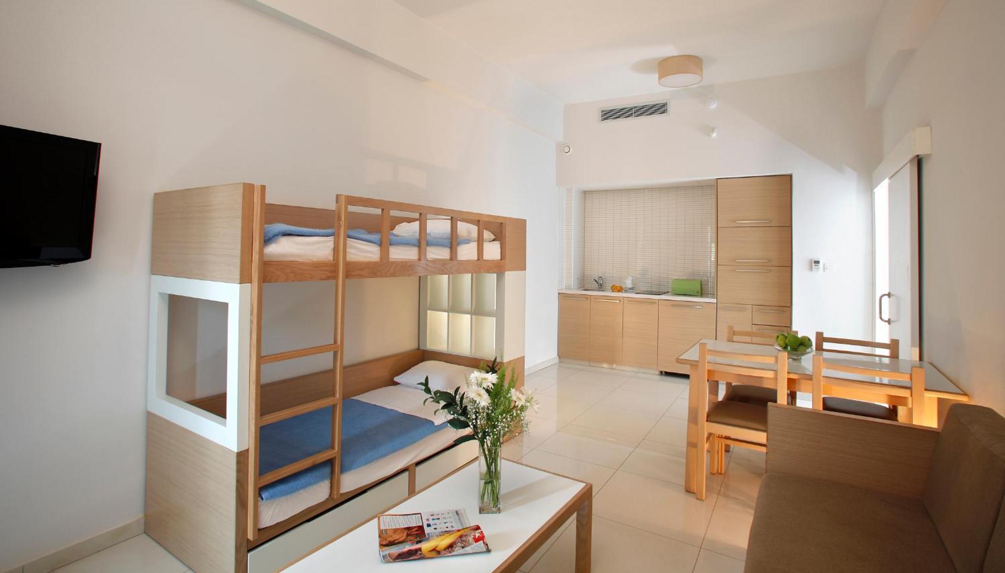 One-Bedroom Suite Side Sea View