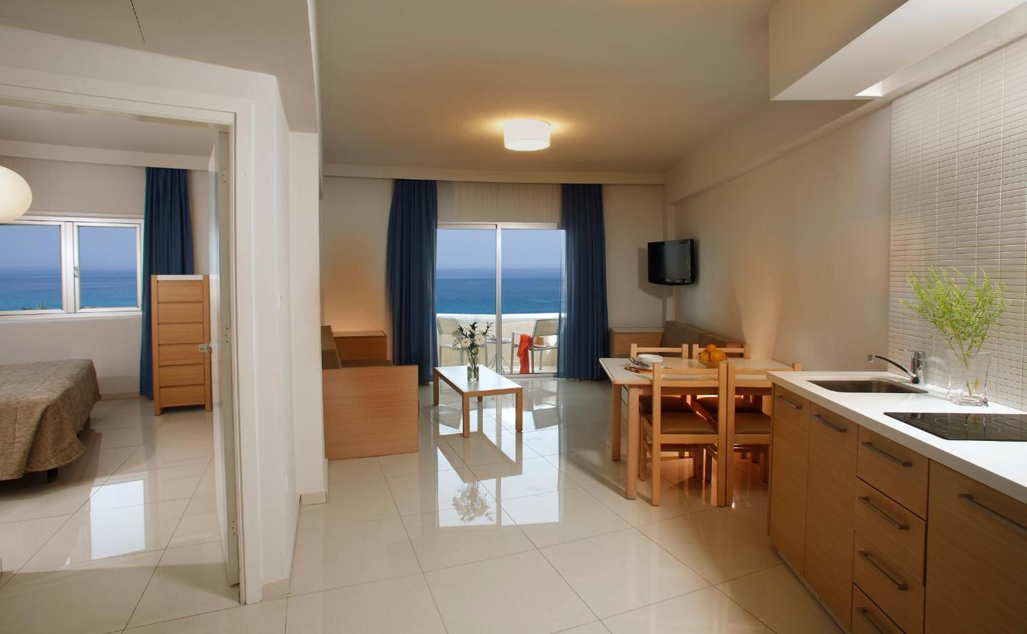 One-Bedroom Suite Sea View