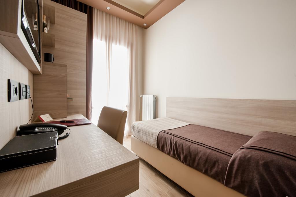 2 Zimmer mit Verbindungstür (3 Erwachsene)