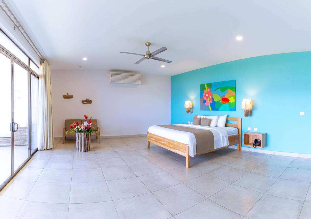 Motmot One King Bed Two single