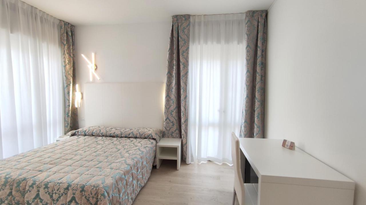 Doppel- oder Zweibettzimmer mit seitlichem Meerblick