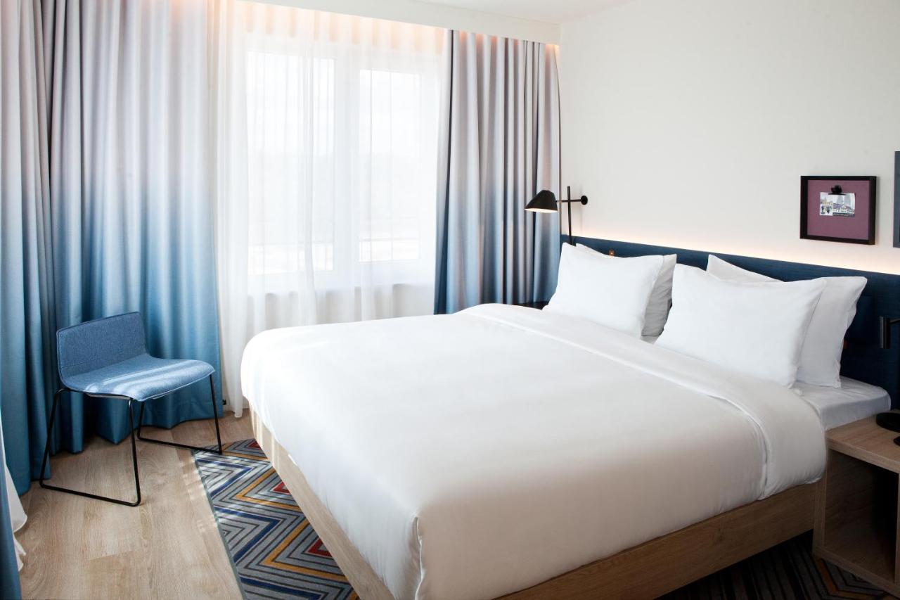Zimmer mit Kingsize-Bett