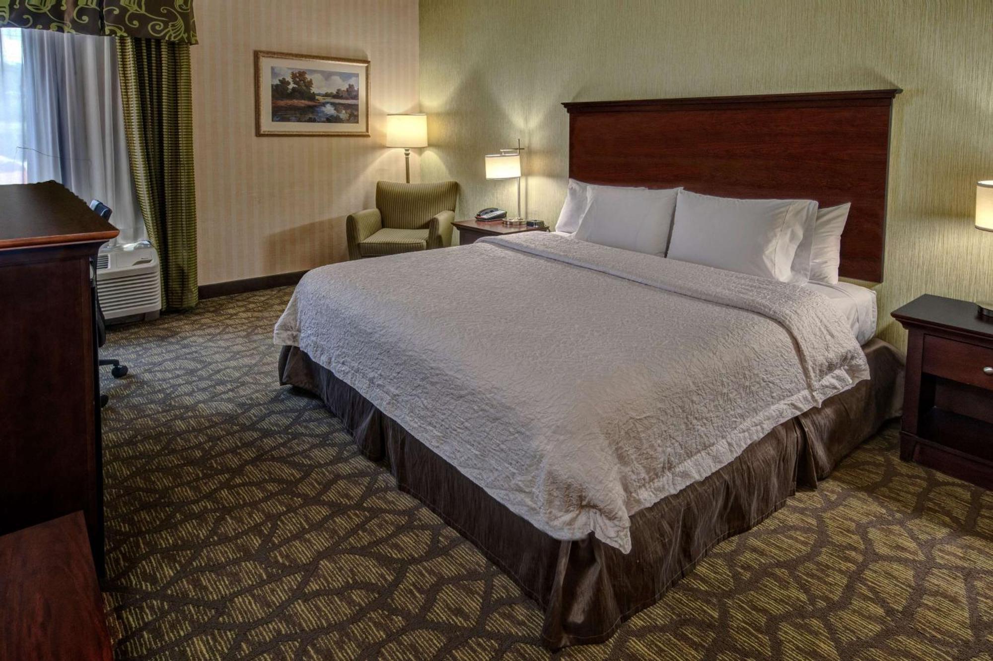 King Room with Accessible Tub - Mobility and Hearing Access/Non-Smoking