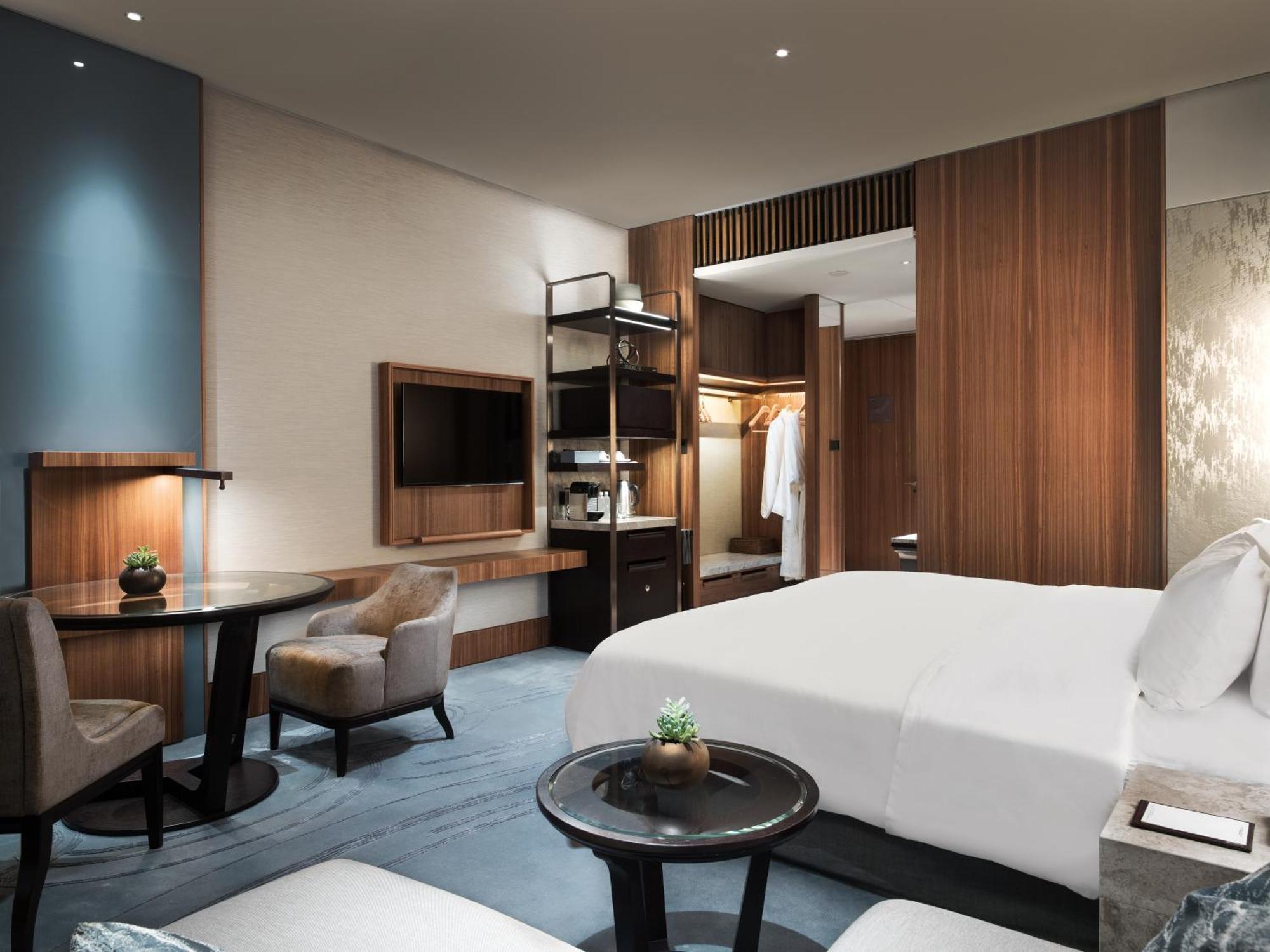 Deluxe King Room City View