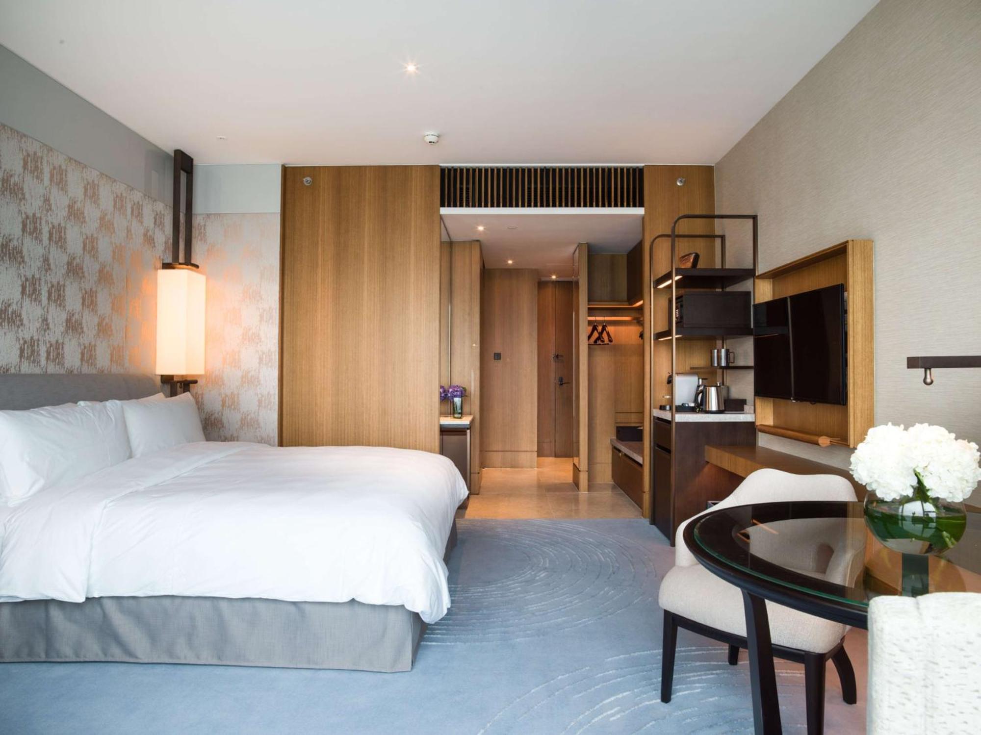 Deluxe King Room City View