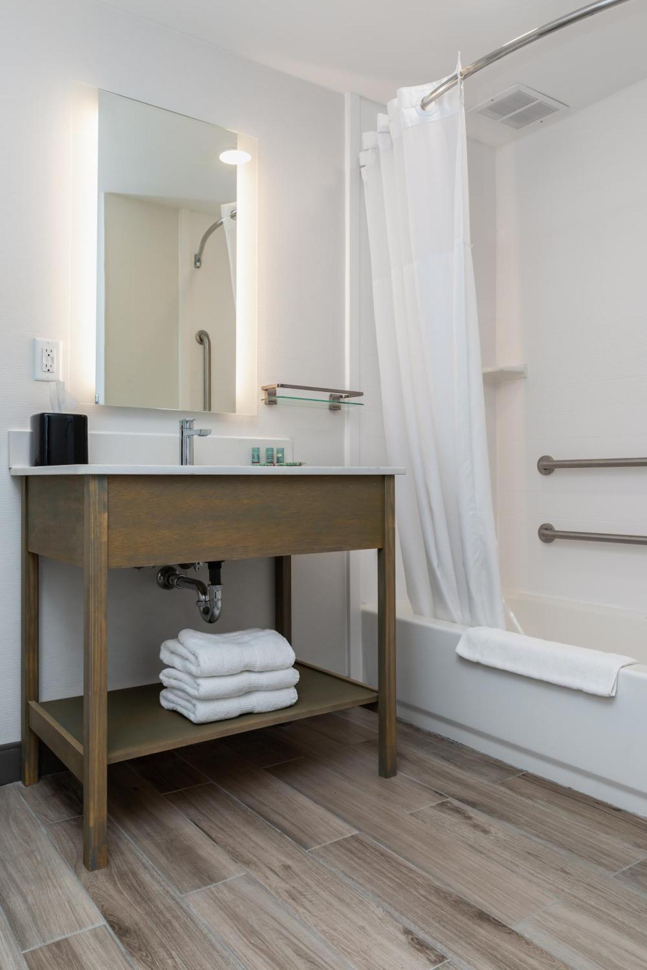 Queen Room mobility Accessible Tub