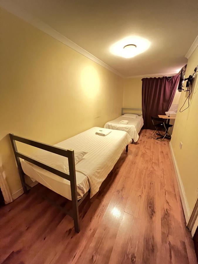 Chambre Lits Jumeaux avec Salle de Bains Commune