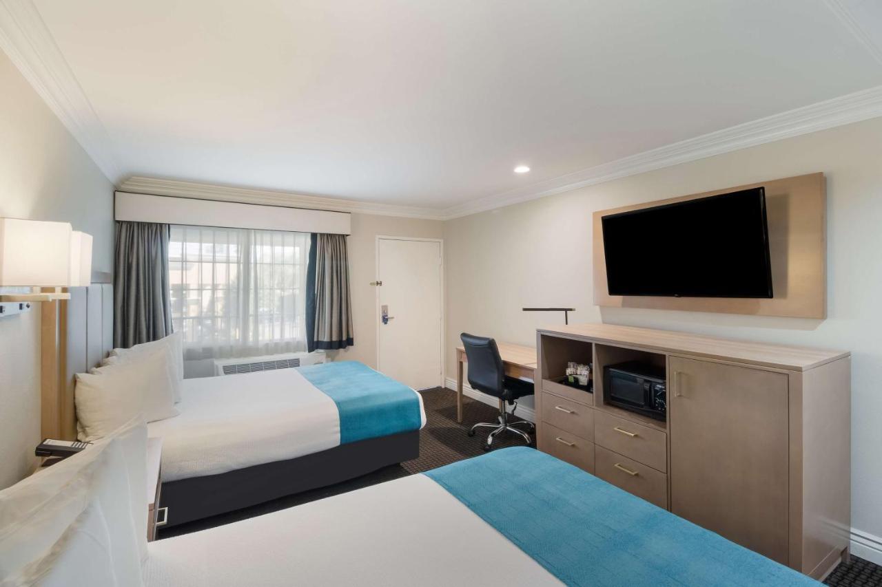 Two-Room Queen Suite Two Queen Beds Sofa Bed Non-Smoking