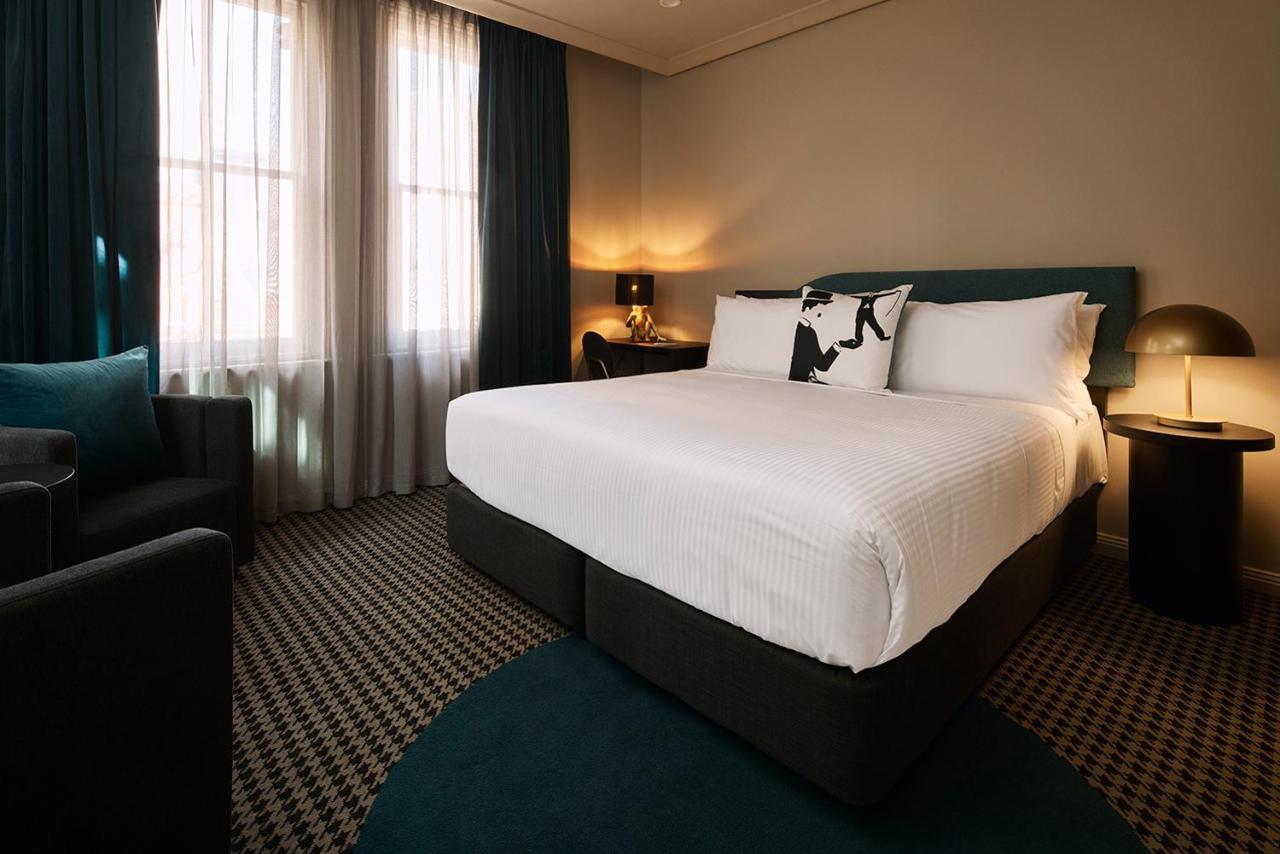 Zimmer mit Kingsize-Bett