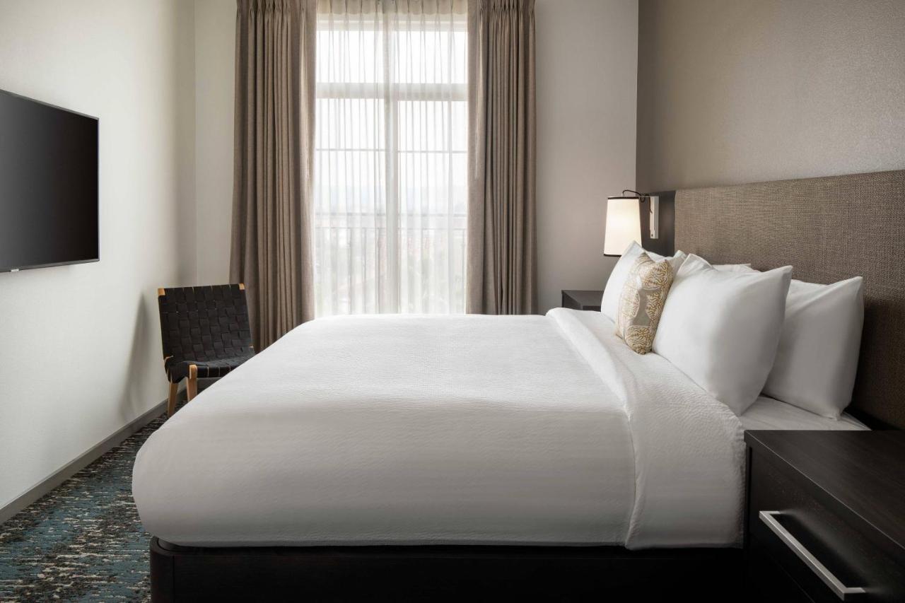 1 Bedroom Suite 1 King Sofa bed