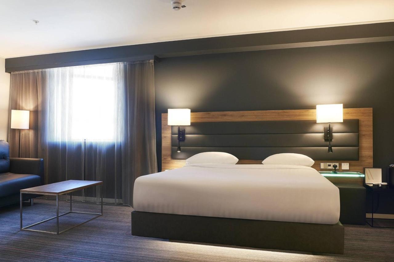 Moxy Extra Sleeper Queen Room with Sofa Bed