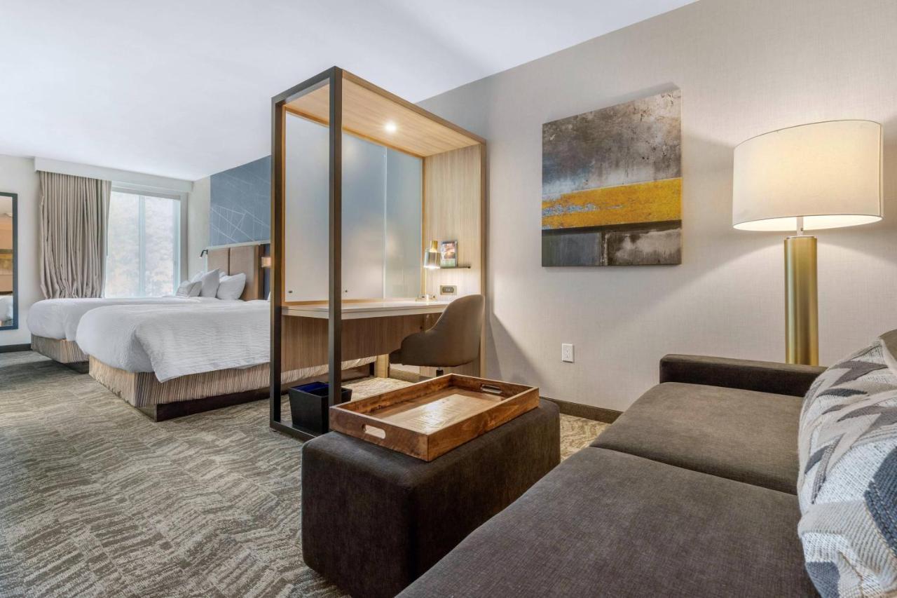 Queen Suite with Two Queen Beds, Bathtub and Trundle Sofa - Mobility Access