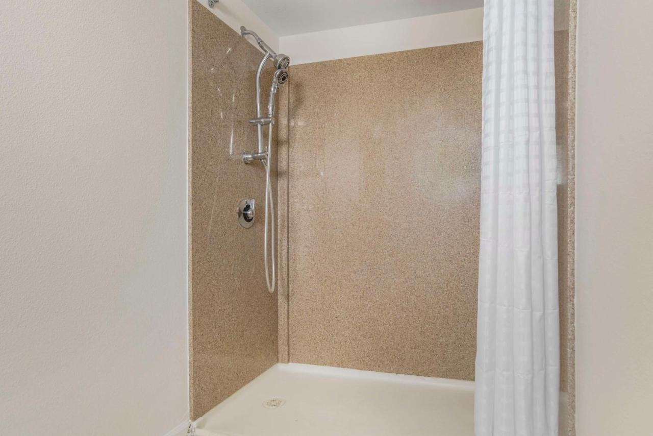 Queen Room Roll Shower Disability Access or Non-Smoking,1421573424:JPEG