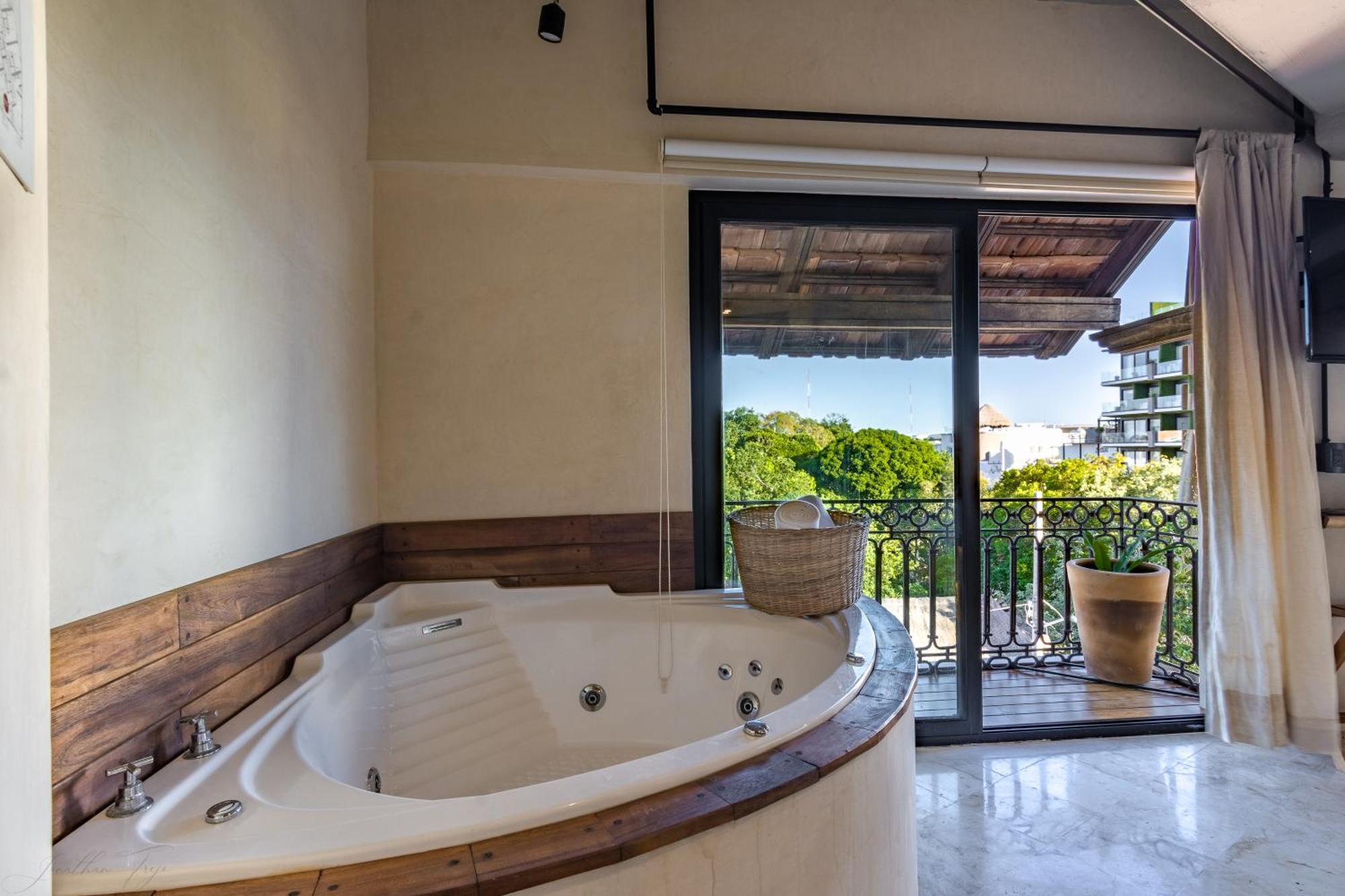 Master Suite Jacuzzi Balcony City Views