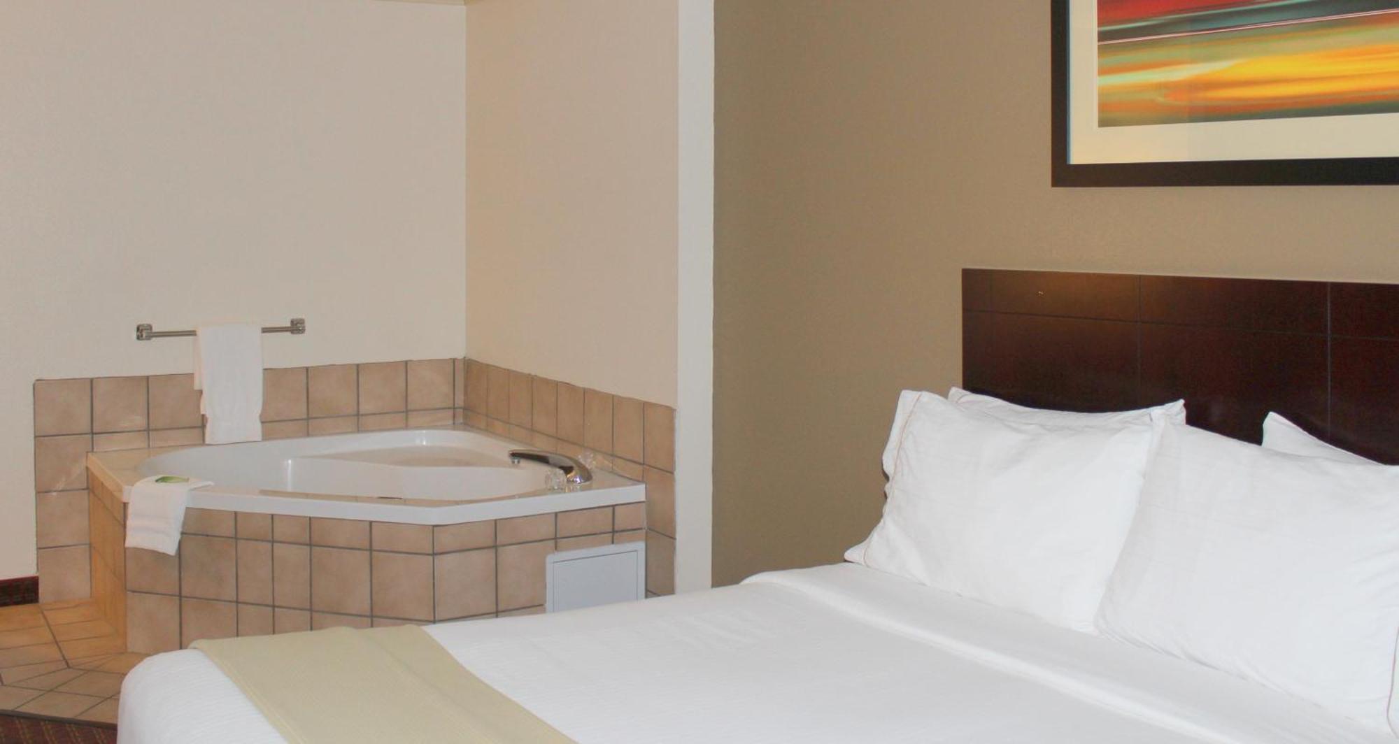 Queen Room Spa Bath