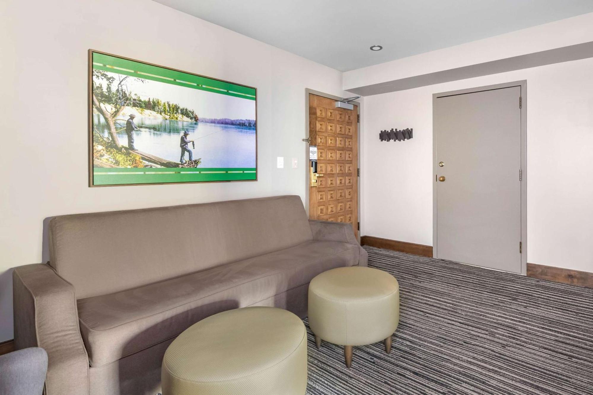 One-Bedroom King Suite with Sofa Bed,1499305000:JPEG