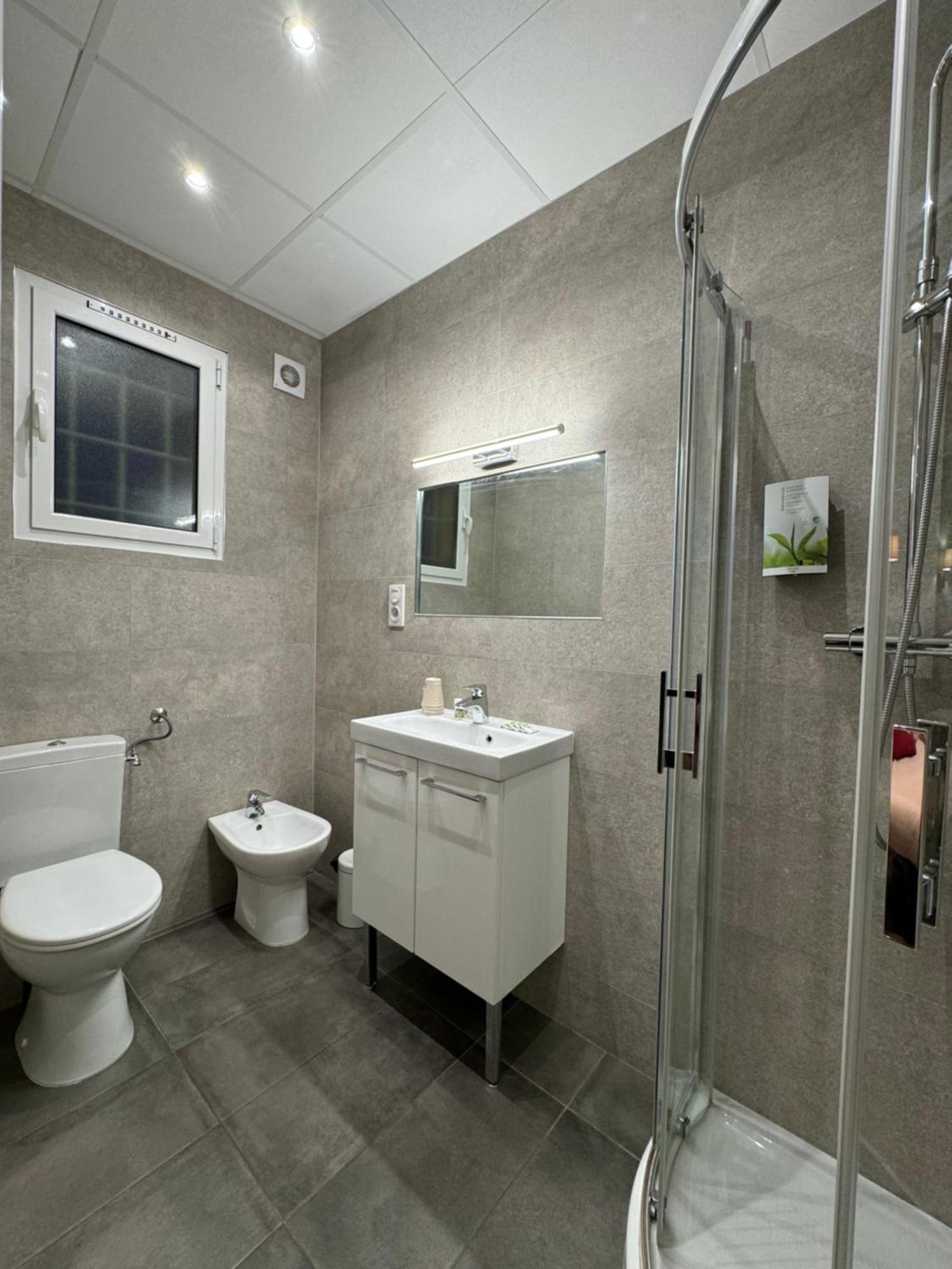 Classic Quadruple Room with window overlooking a painted wall