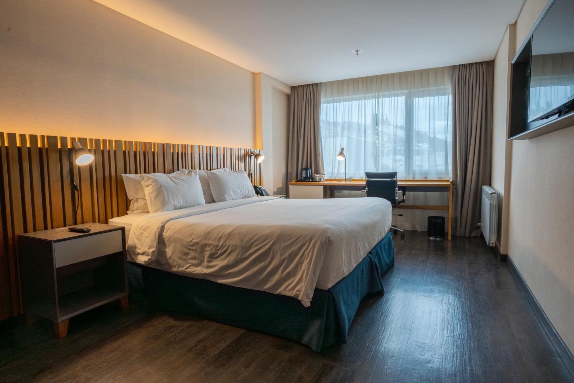 King Bed City View