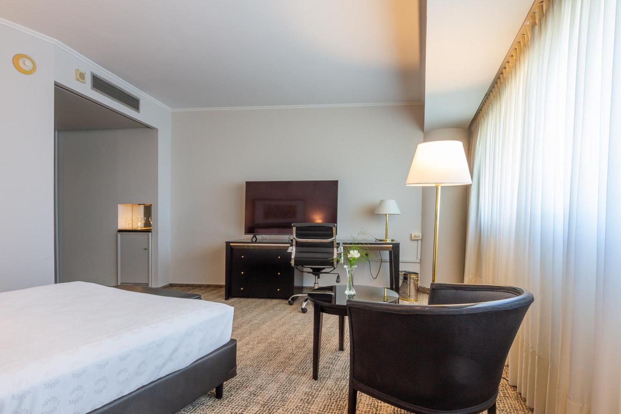 Classic Guest room 1 Queen City view