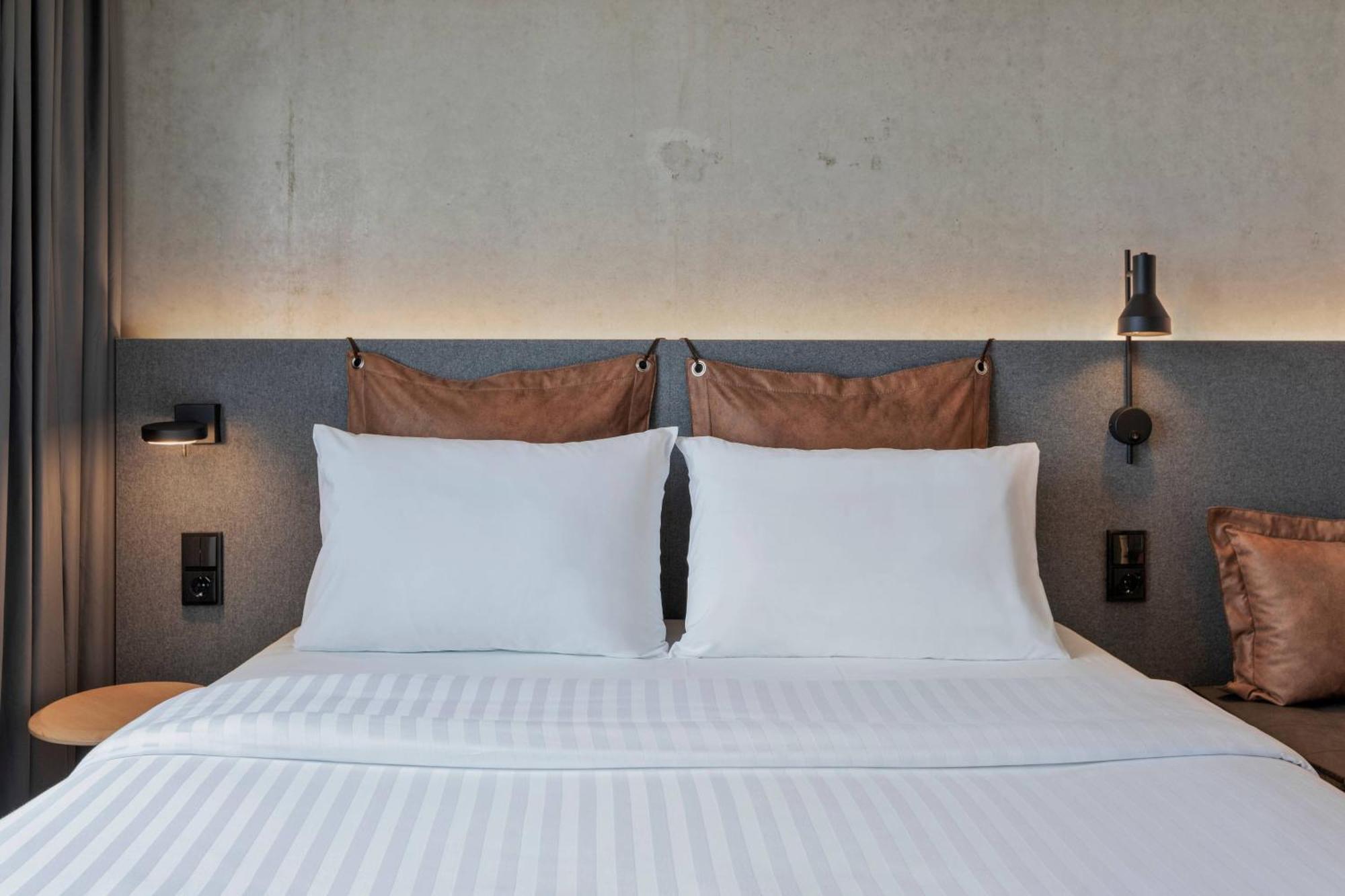 Moxy Queen Sleeper