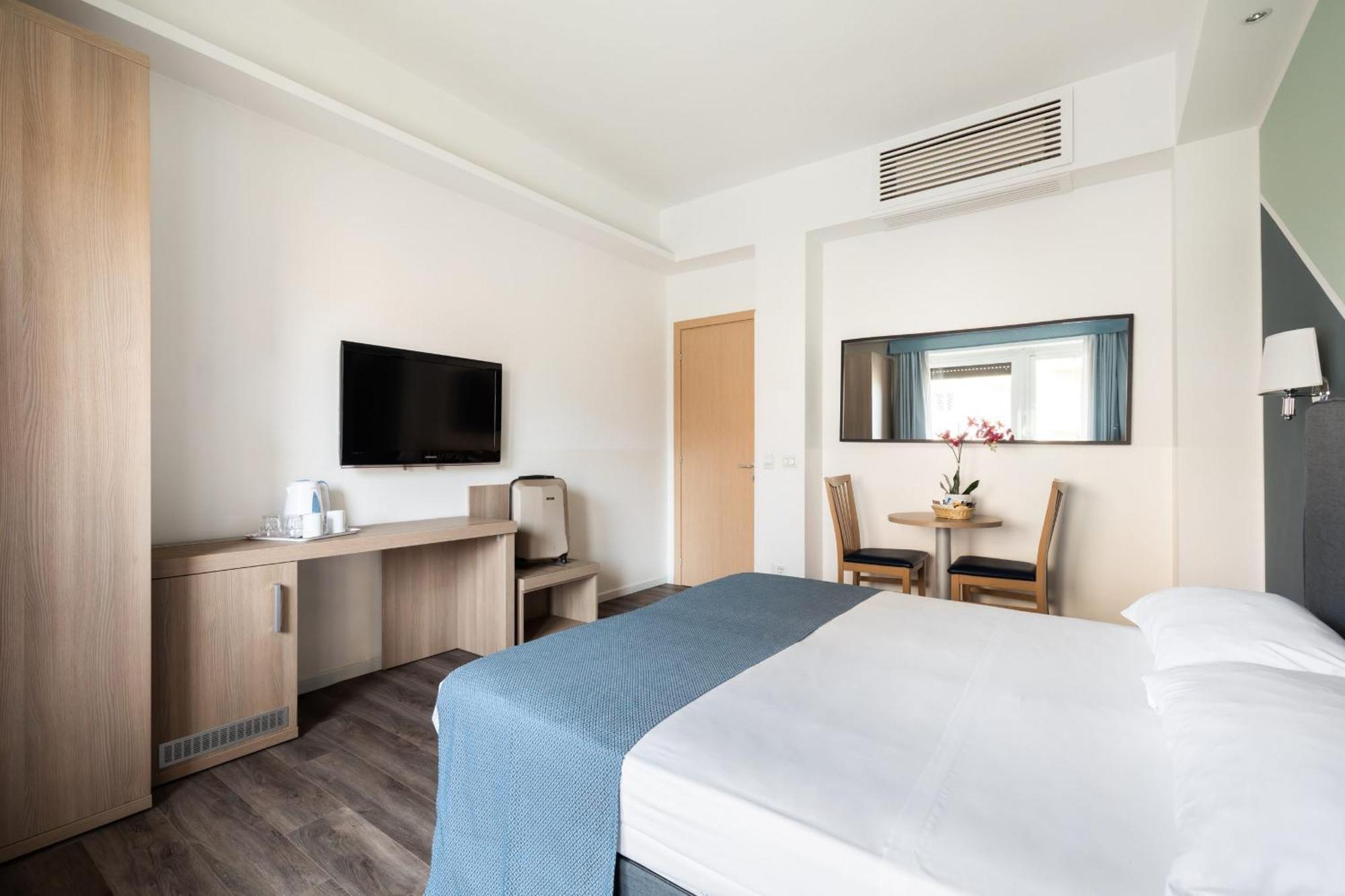 Double or Twin Room Private External Bathroom
