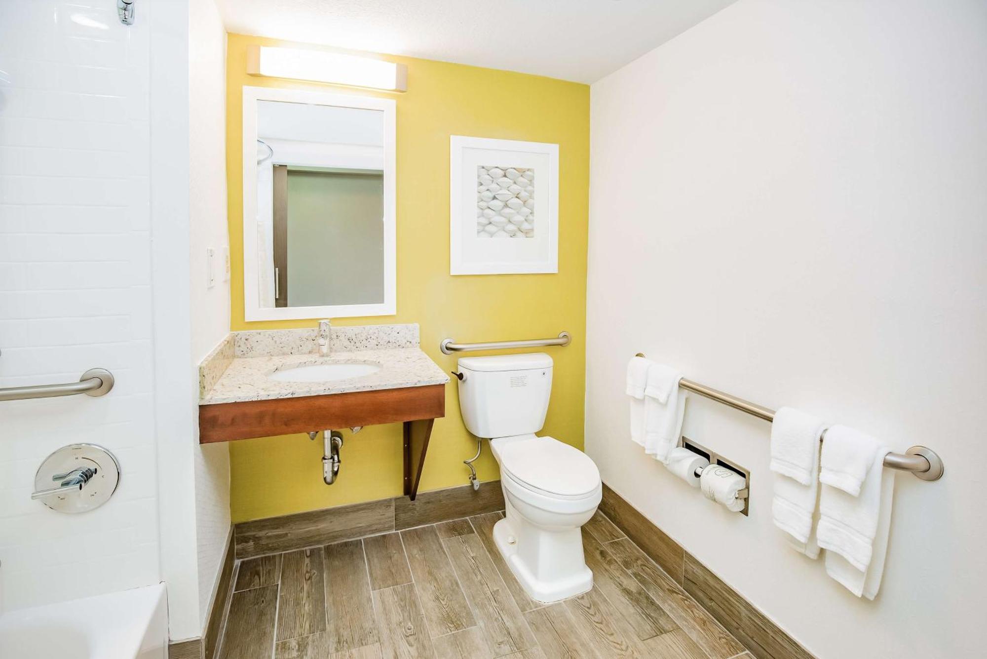 King Room with Bath Tub - Disability Access and Hearing Accessible
