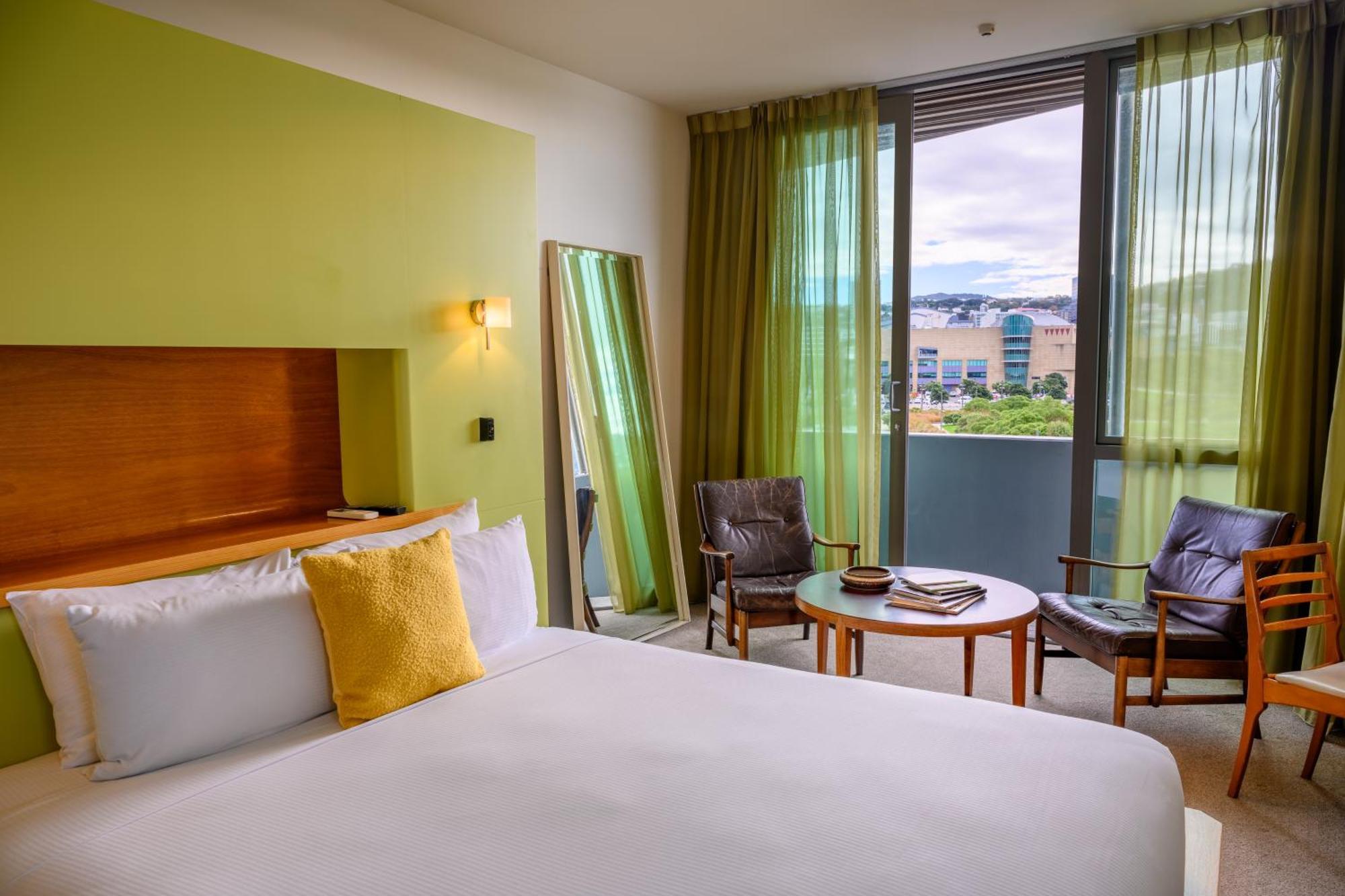 Superior King Room City Views