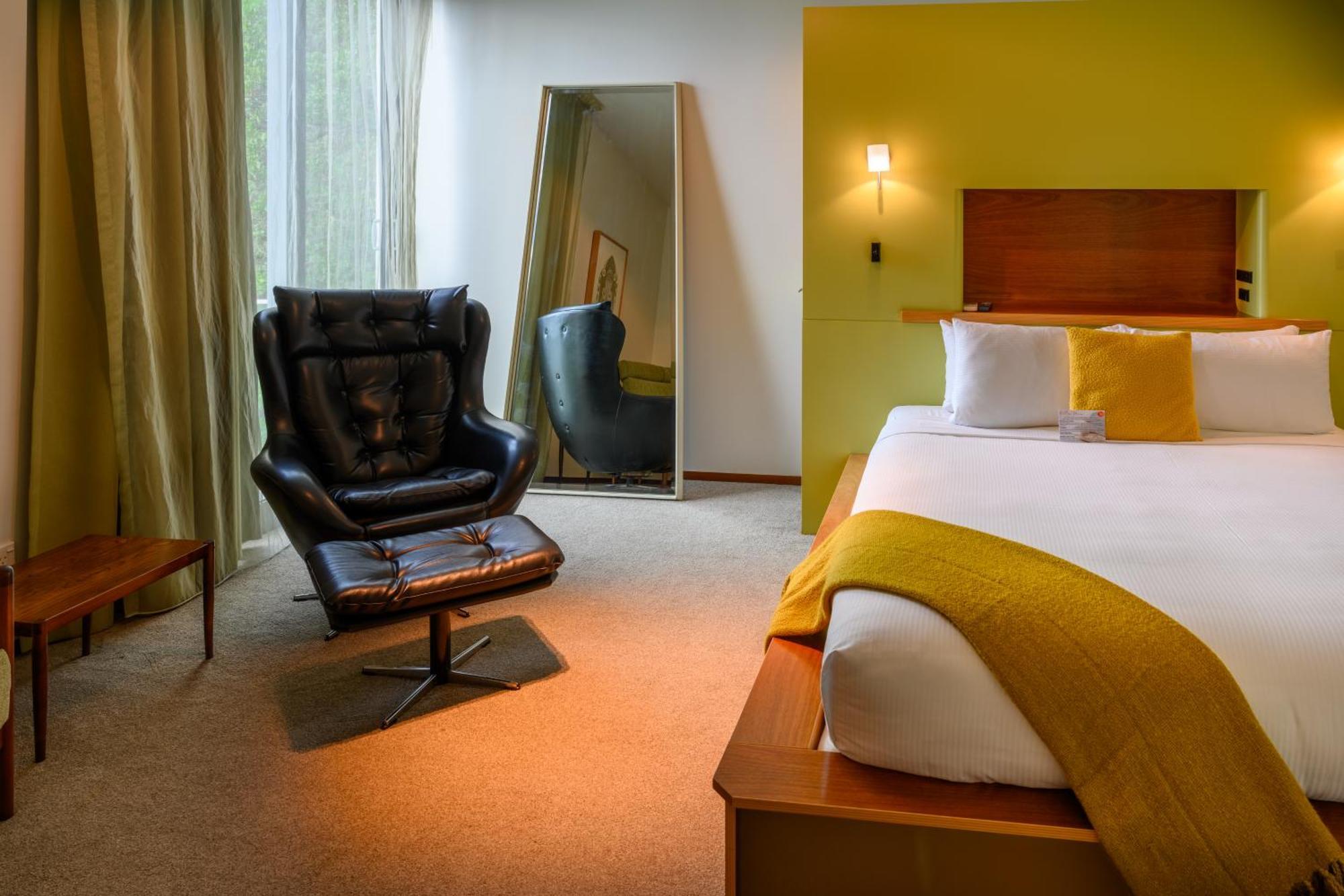 Deluxe King Room Bath
