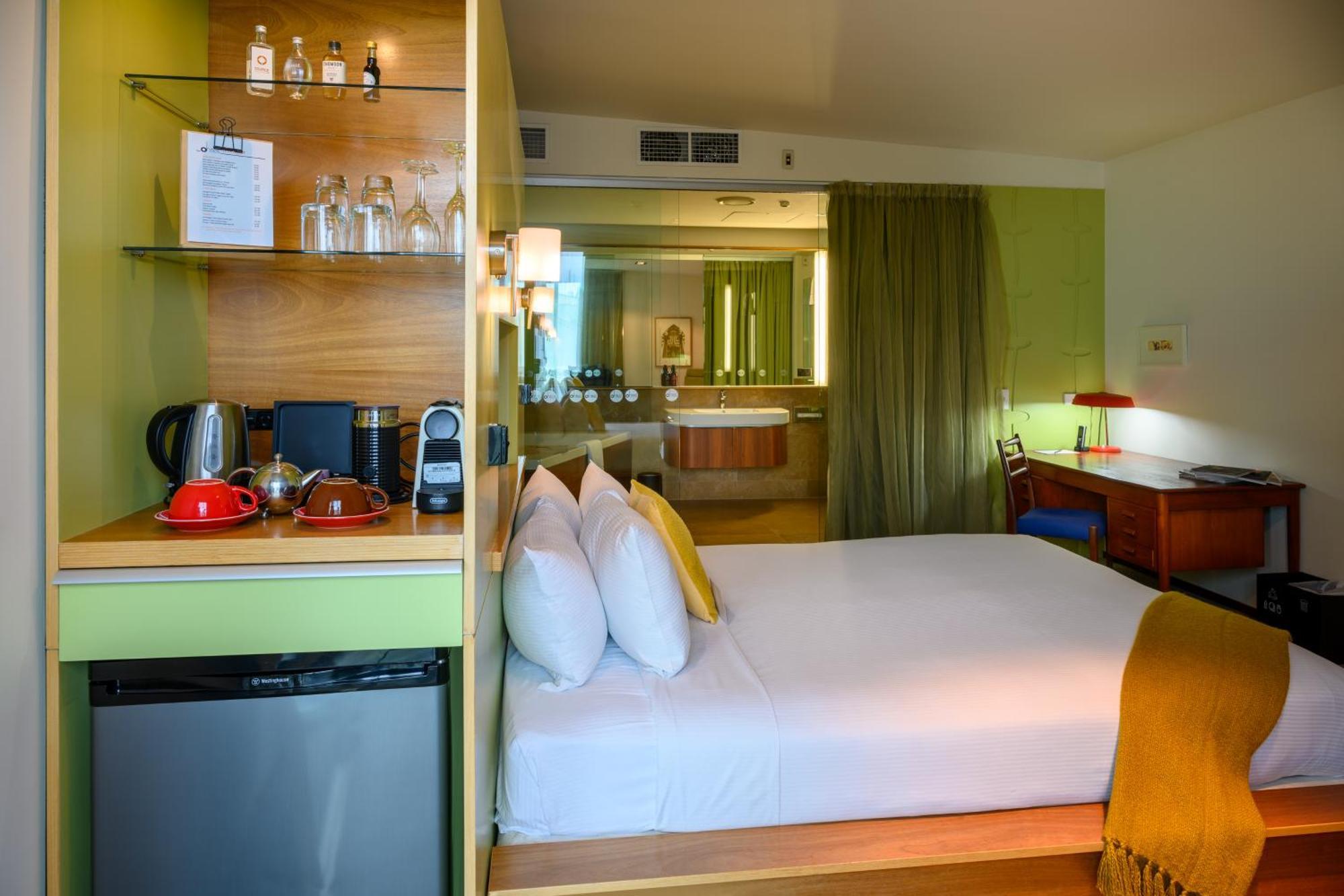 Deluxe King Room Bath