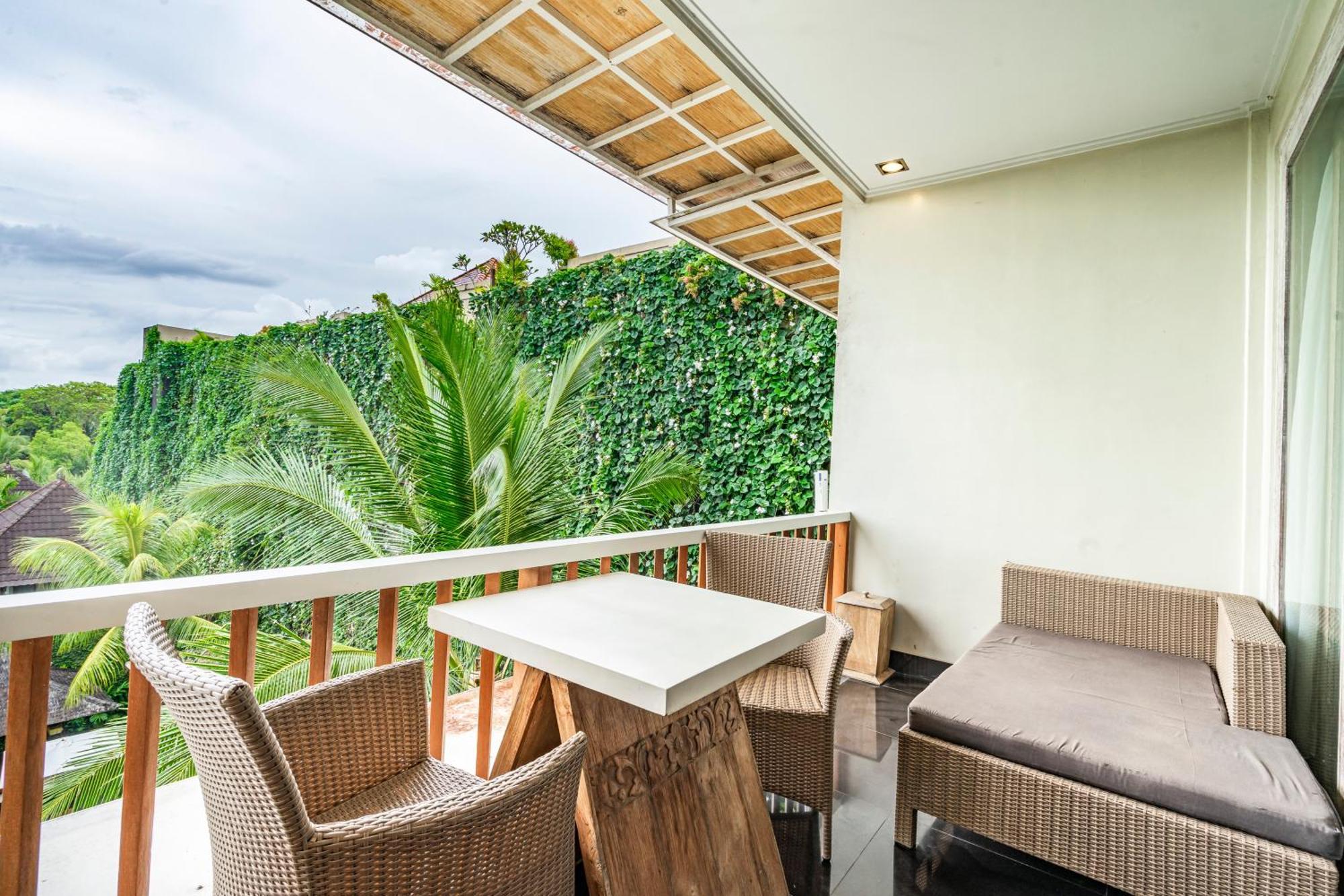 Deluxe Pool View