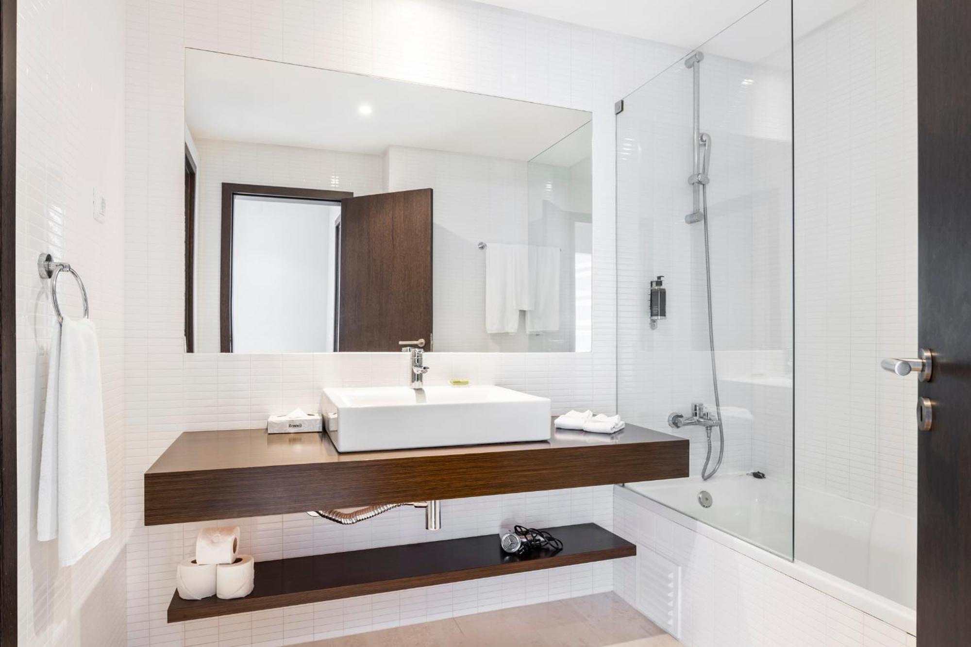 One-Bedroom Apartment Pool View