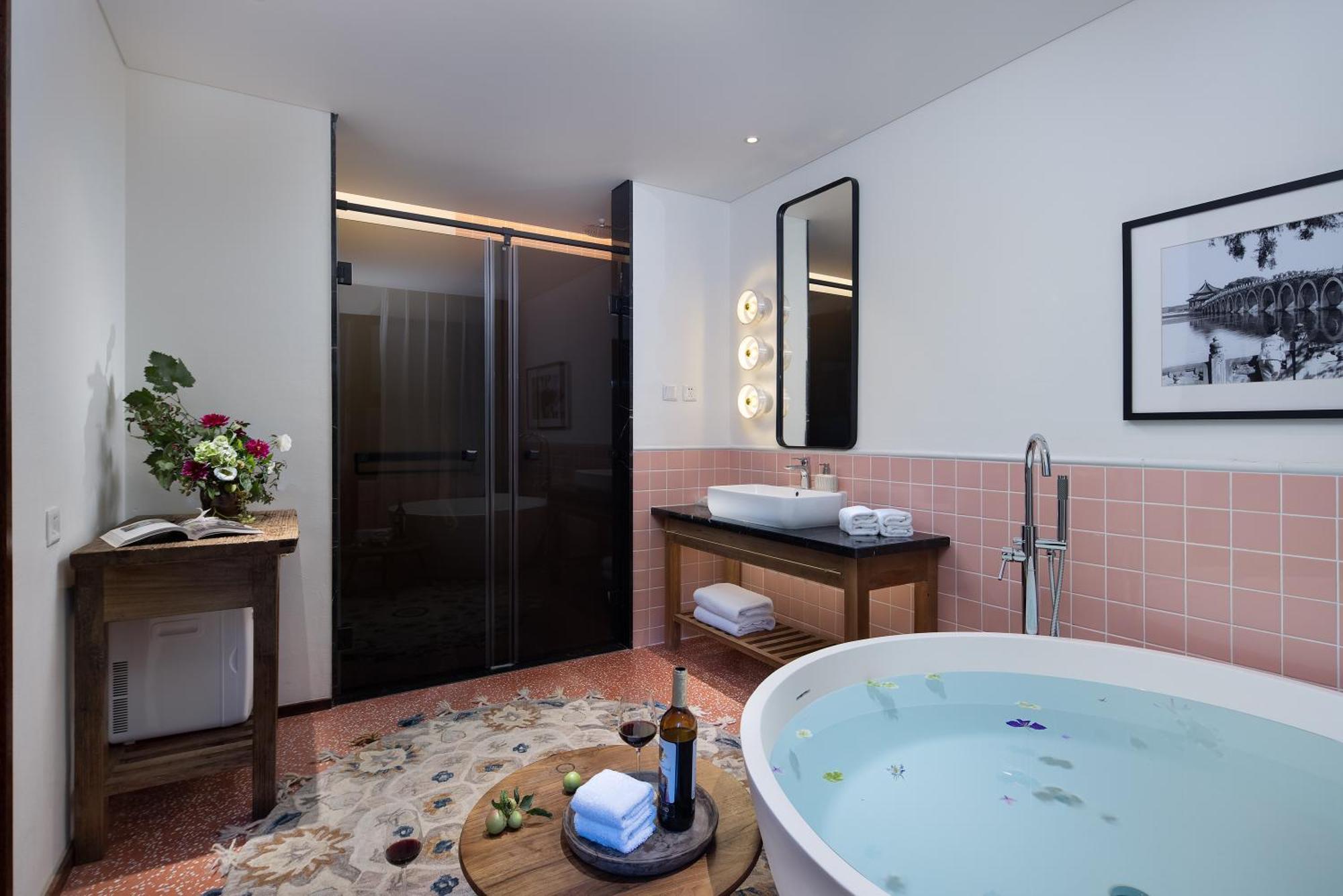 Deluxe Double Room Bath
