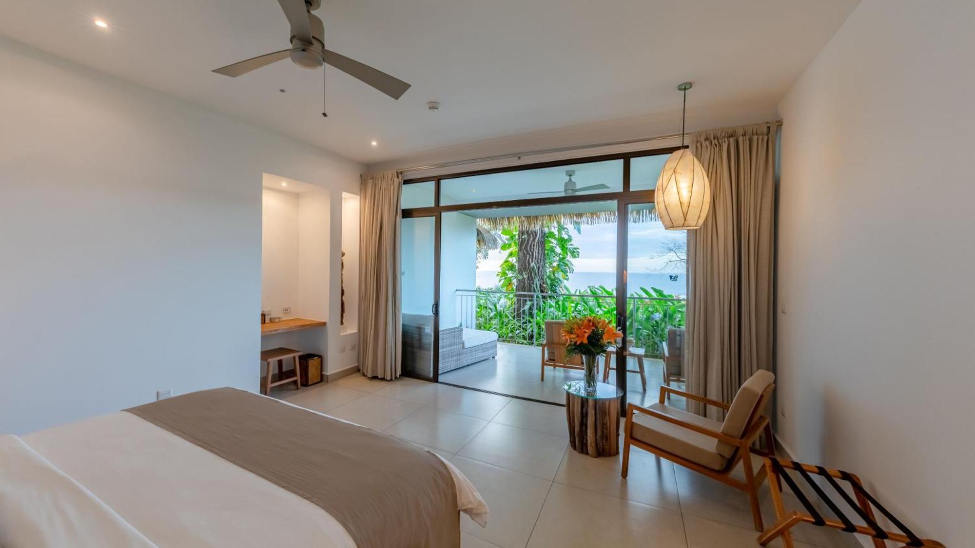Flor Blanca Suite One King Bed