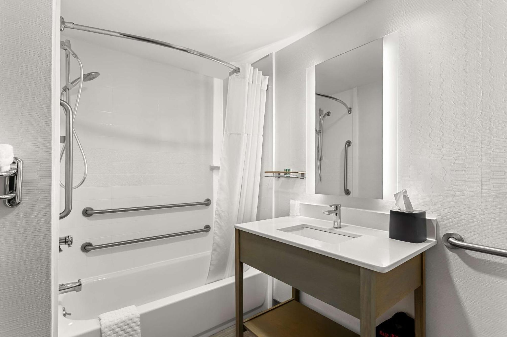 Queen Room mobility Accessible Tub