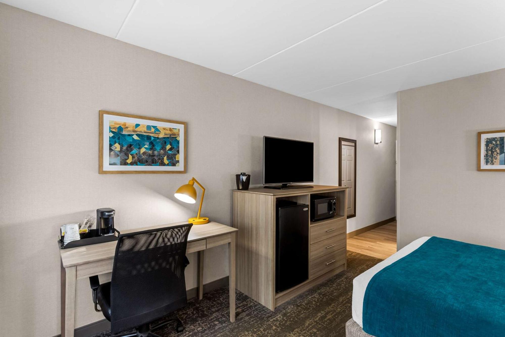 Queen Room mobility Accessible Tub