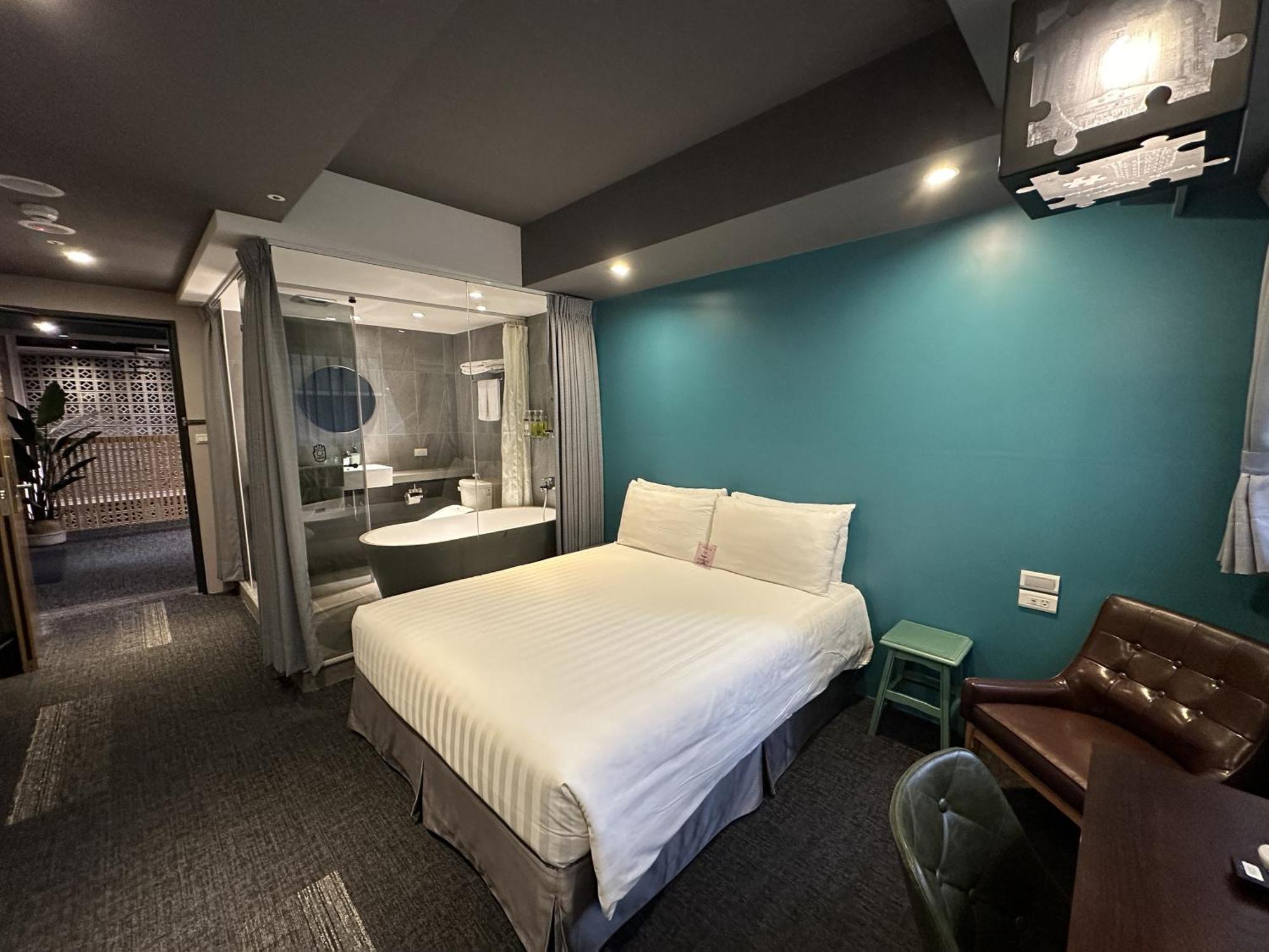 Executive Double Room Bathtub