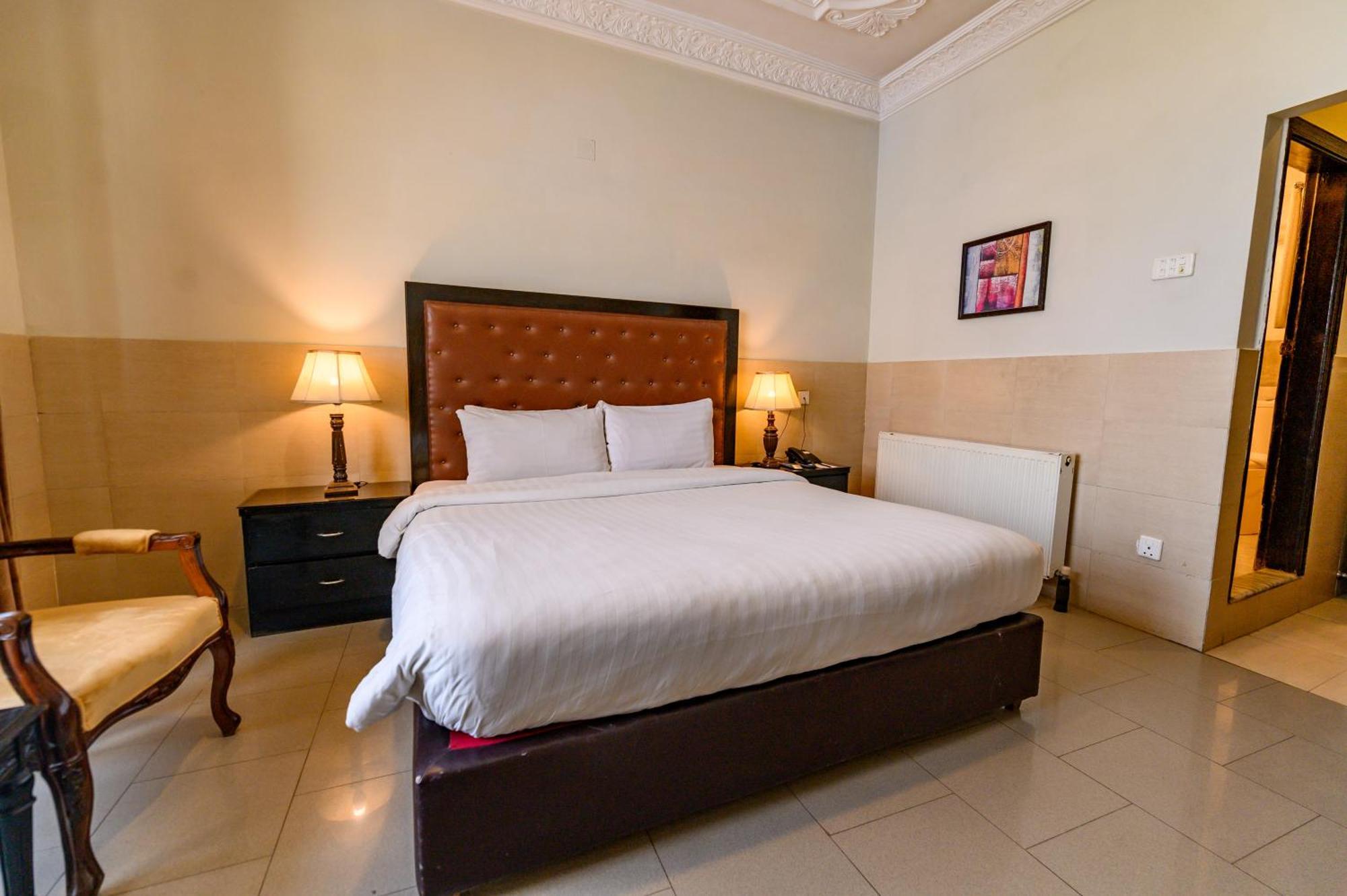 Executive Suite,1617494249:JPEG