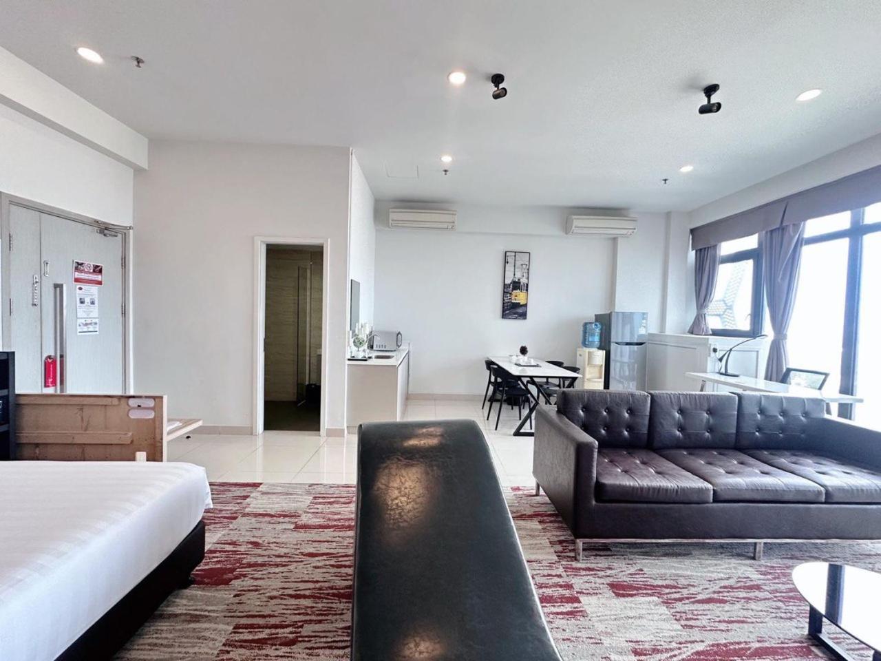Executive King River View