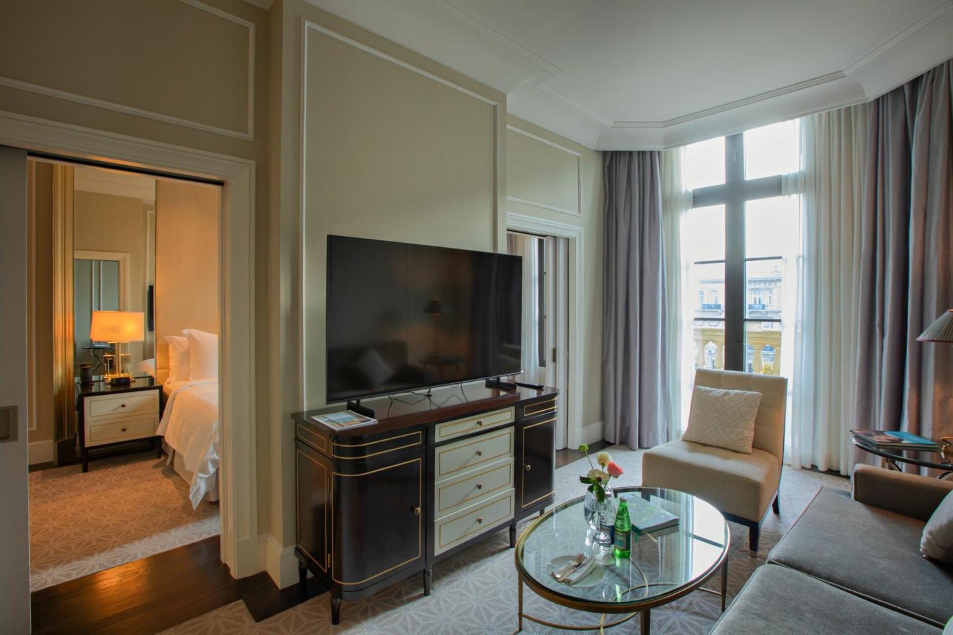 Executive Suite mit Kingsize-Bett und Blick auf den Park