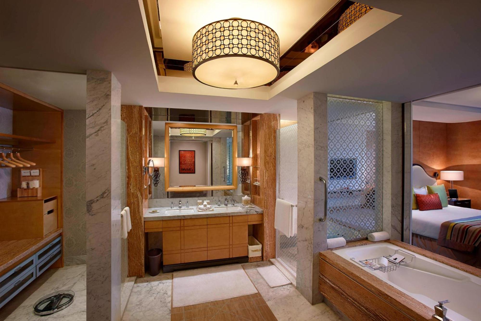 Towers Larger Guest room 1 King or 2 Twin or Single Beds