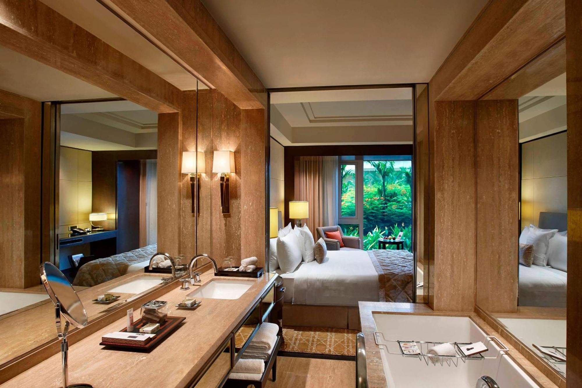 Executive Club Guest room 1 Queen or 2 Twin or Single Beds