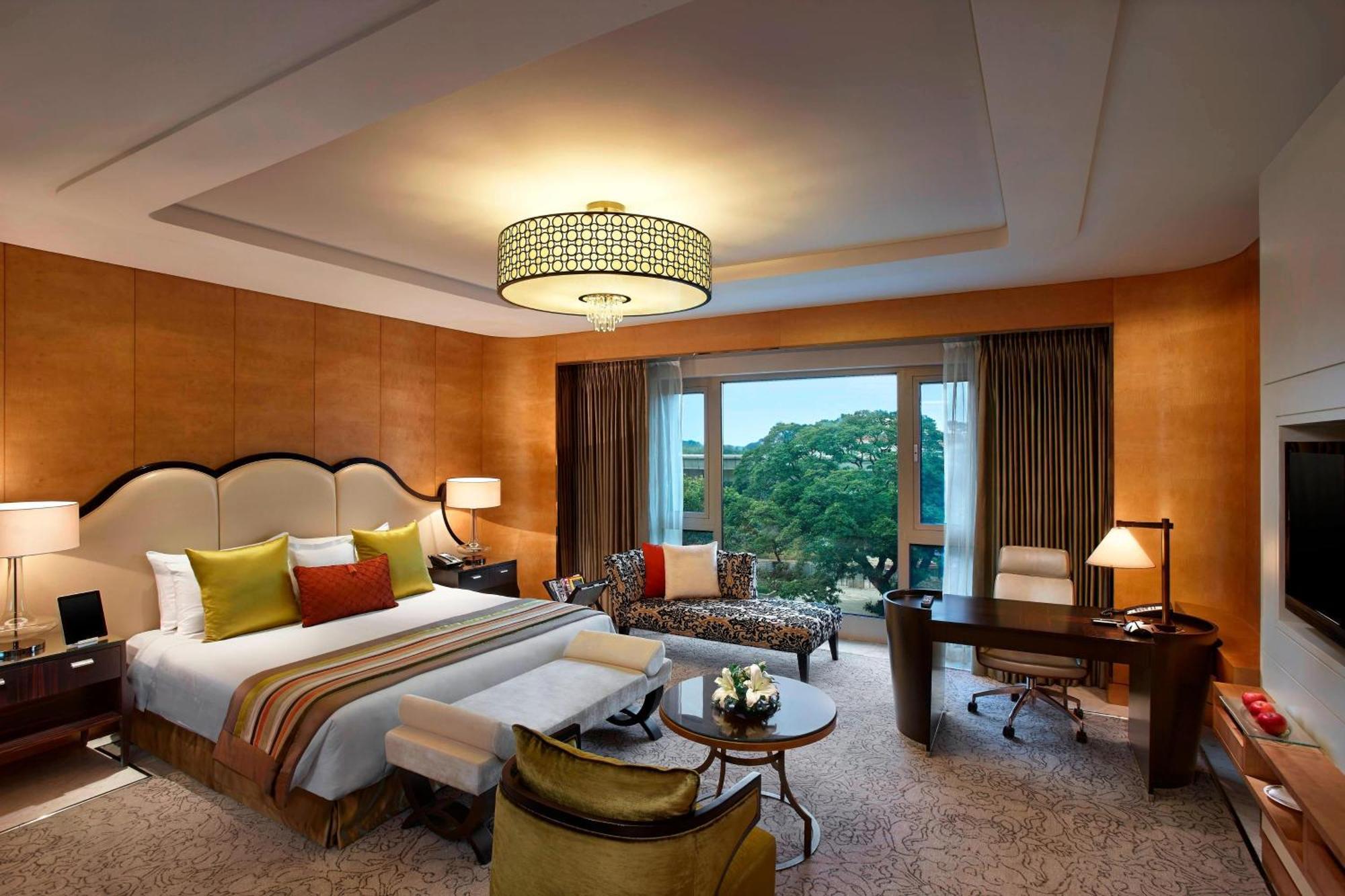 Towers Larger Guest room 1 King or 2 Twin or Single Beds
